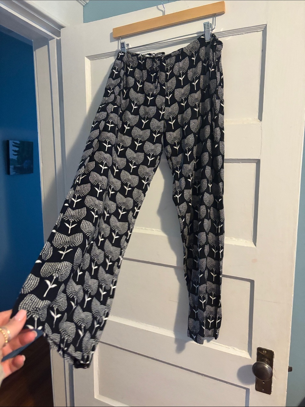 Women’s Karma Black and White Tree-Print Jogger Pants small/medium.